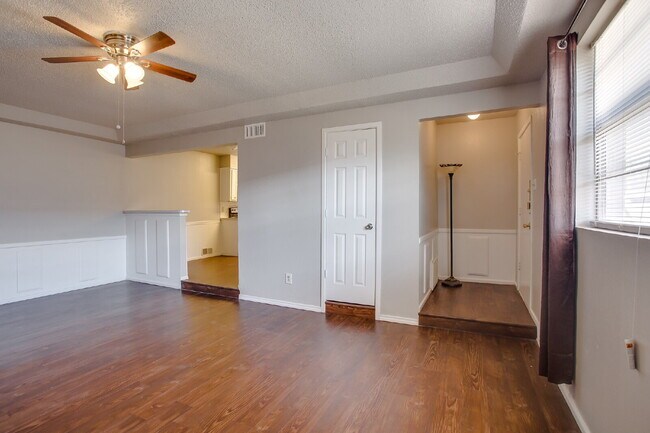 Building Photo - Updated 2 bedroom in Miller School District!