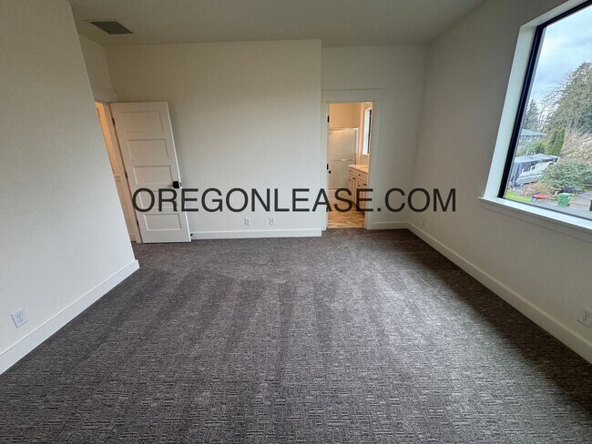 Building Photo - Brand new 3 bedroom 2.5 bath Coburg townhome