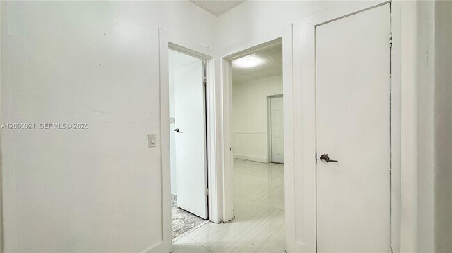 Building Photo - 5545 E 6th Ave