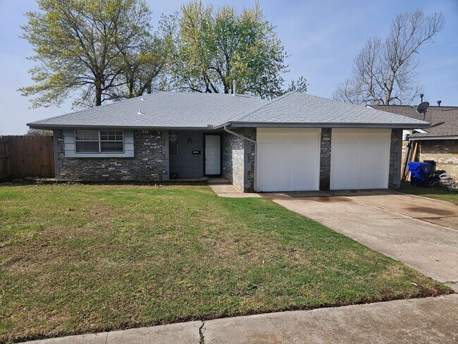 Building Photo - (3) Bed/(1.5) Bath Avail NOW! Pet Negotiable!