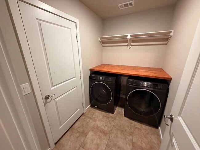 Building Photo - 1109 Wagon Wy.