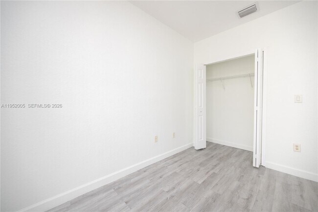 Building Photo - 2532 SE 15th Ct