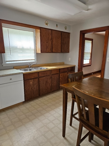 Building Photo - 421 Western Ave