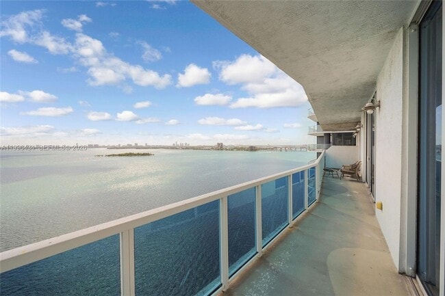 Building Photo - 700 NE 25th St