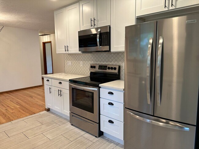 Building Photo - GORGEOUS RANCH STYLE HOME ON HUGE MANICURED LOT IN GARDEN HOME IN SW PORTLAND