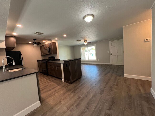 Building Photo - $1,695 ** Annual ** Available 6/1/26 ** Recently Upgraded **3 Bedroom / 2 Bath * Port Charlotte