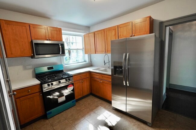 Building Photo - 6709 S Artesian Ave
