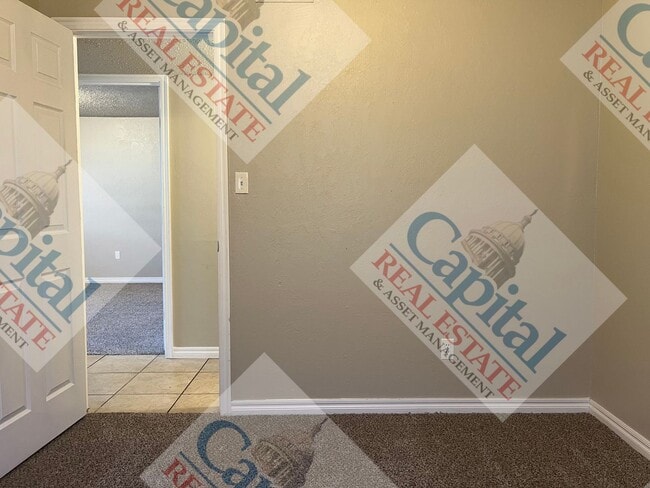 Building Photo - Charming 3 Bedroom