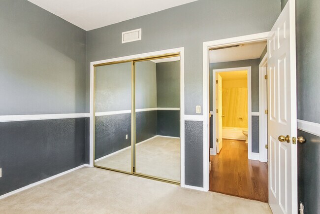 Building Photo - 2033 N Sunset Dr