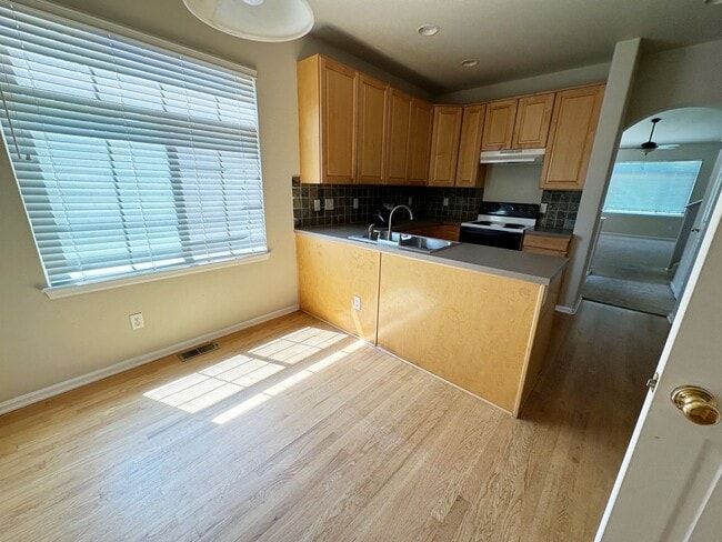 Building Photo - Bright, Spacious 2-Bedroom Home in Aurora with Room to Grow