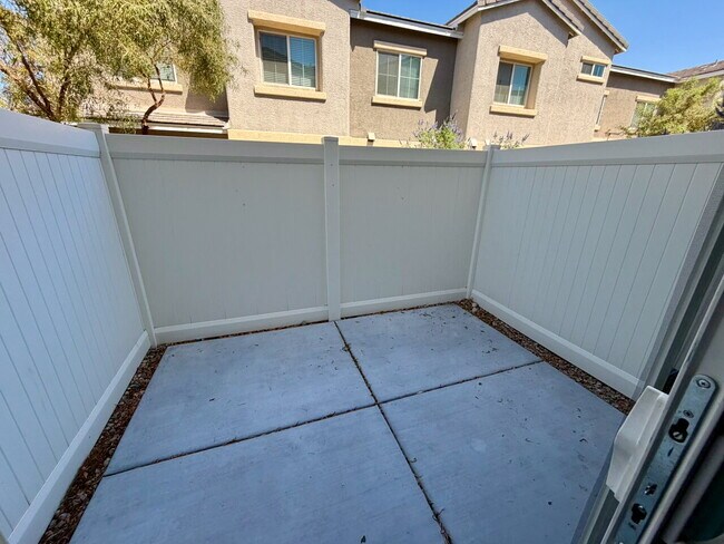 Building Photo - 3 BED 3 BATH 2 CAR GARAGE TOWNHOUSE W/ PRIVATE YARD, LOFT & BEDROOM DOWNSTAIRS IN GATED COMMUNITY...