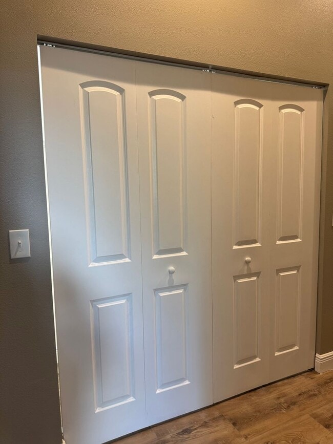 Building Photo - 923 Hagle Park Rd