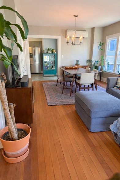 Building Photo - 604 NE Shaver St