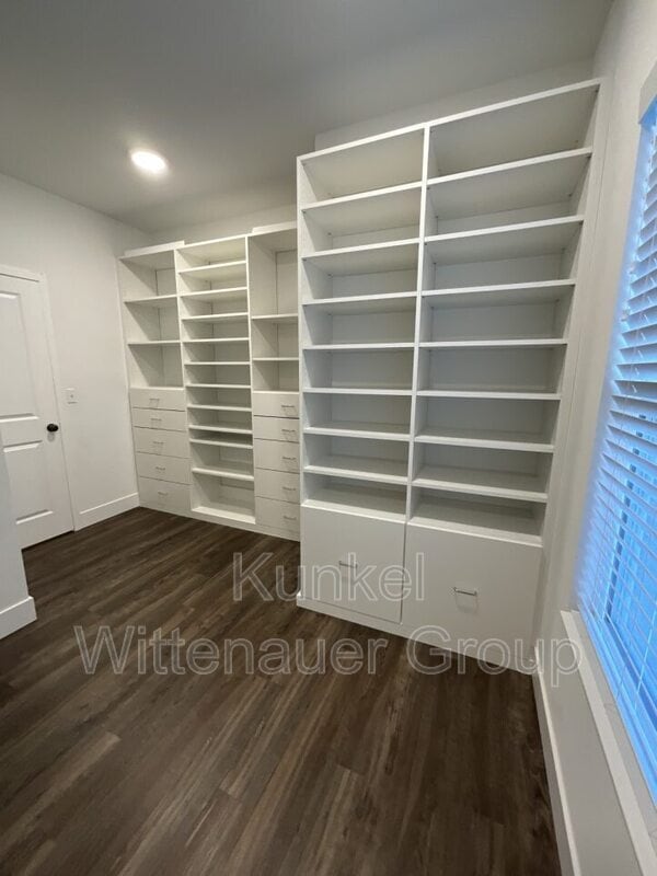 Building Photo - 1212 Hickory Point Dr