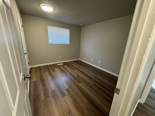 Building Photo - 3 bedroom, 2 bath, two car garage in Stead- pets welcome!