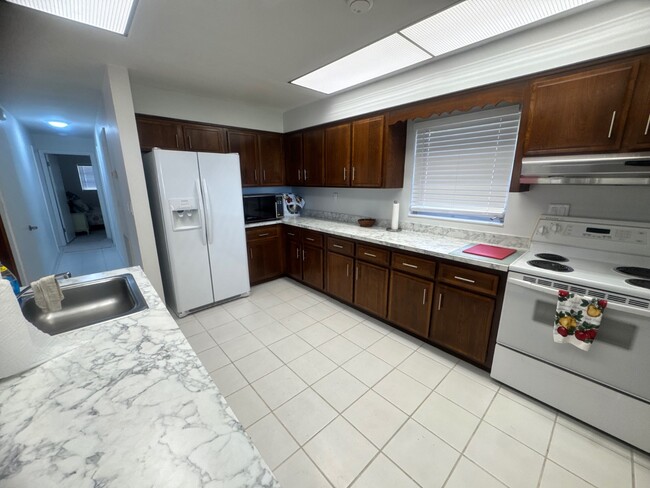 Building Photo - 19 Windy Point Rd