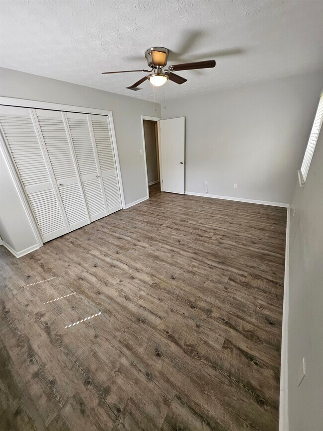 Building Photo - 3235 Springdale Dr