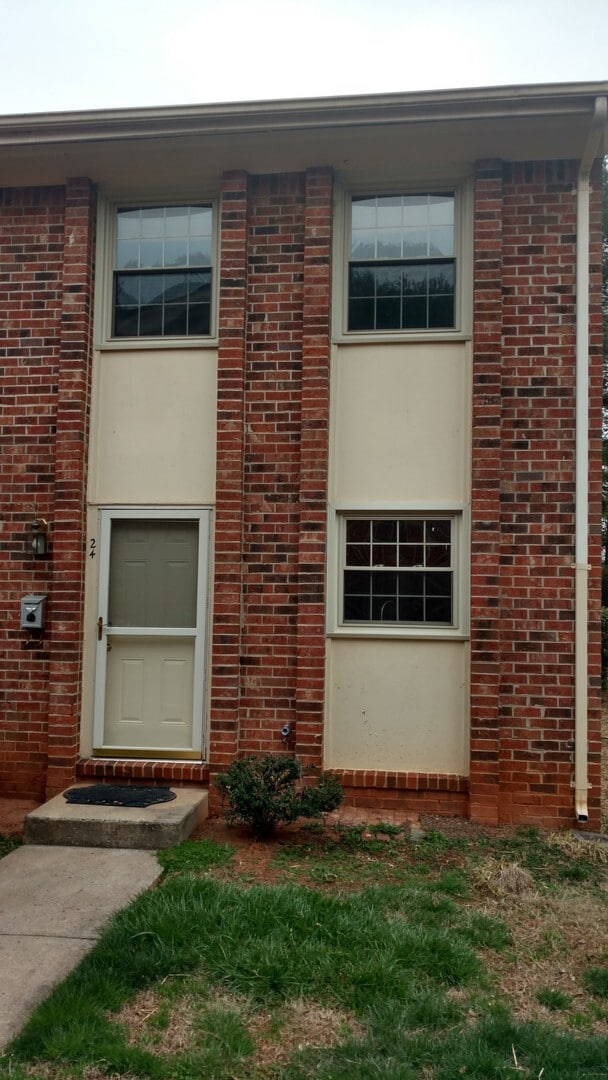 Building Photo - Beautifully Renovated Townhome at The Forest