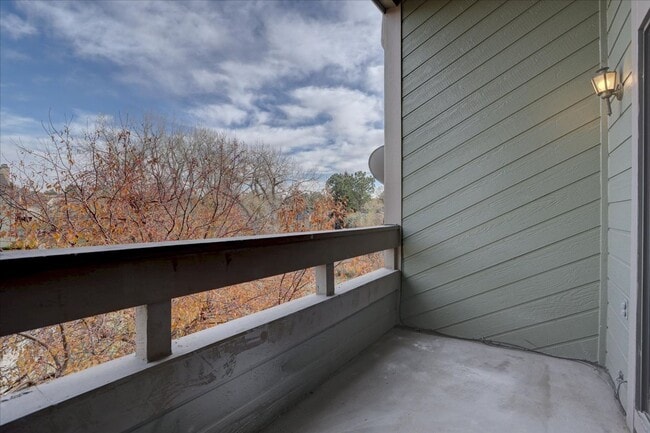 Building Photo - Stunning Top-Floor End Unit with Vaulted Ceilings and Modern Finishes