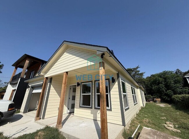 Primary Photo - 2505 Lenway St