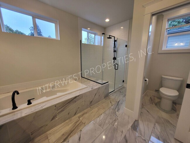 Building Photo - 4 bd 3.5ba dream home in the heart of the Woodlawn District w/Washer/Dryer, Garage & Gas Fireplace!