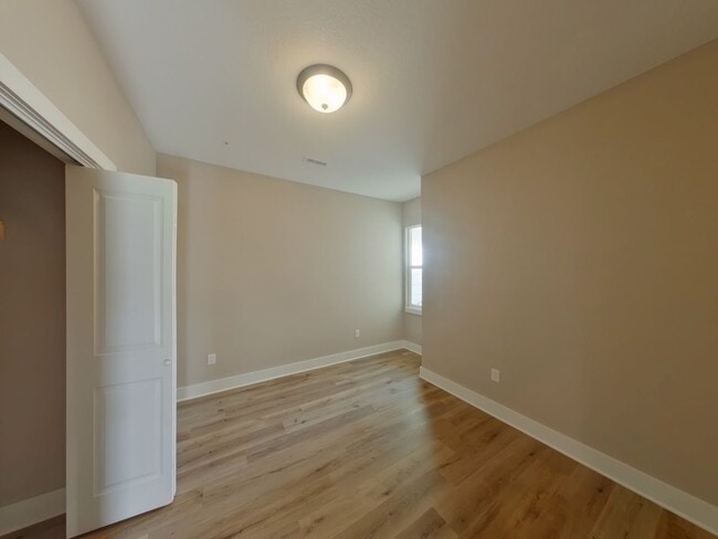 Building Photo - 4-bedroom Wichita Townhome