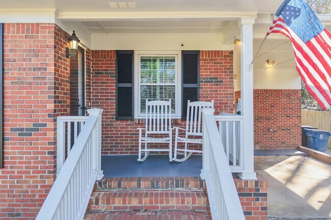 Building Photo - Convenient 3BR/2BA in Homewood on dead-end street