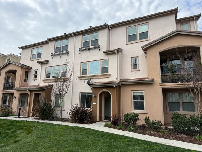 Building Photo - San Jose Comfort, Convenience and Location