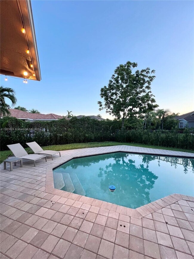 Building Photo - 3806 Oak Ridge Cir