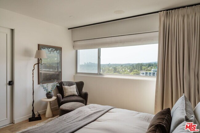 Building Photo - 999 N Doheny Dr