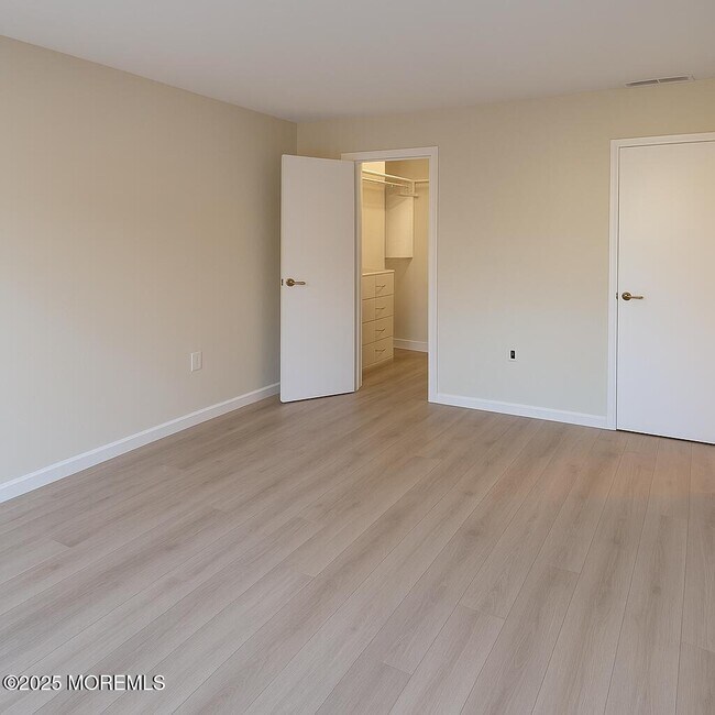 Building Photo - 505 Wellington Pl