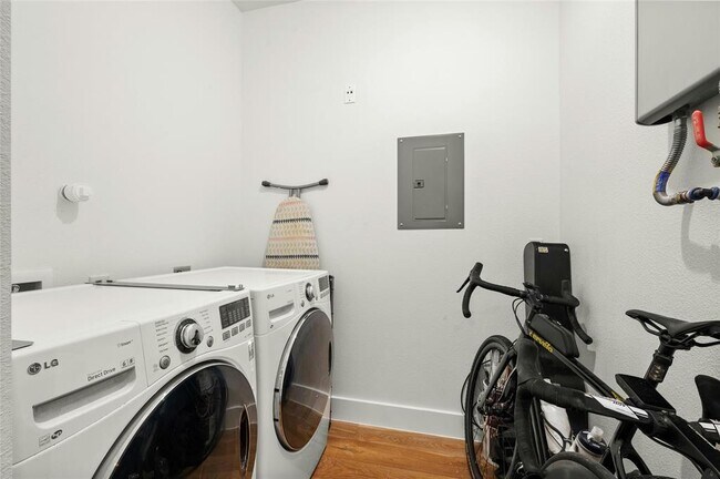 Building Photo - 602 Persimmon St