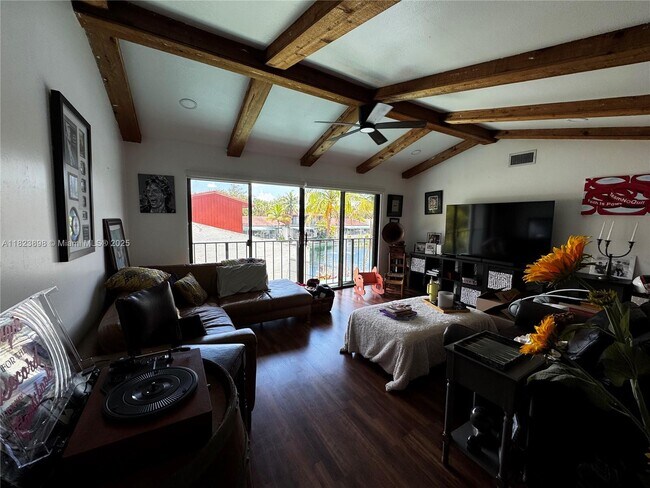 Building Photo - 6984 Greentree Ln