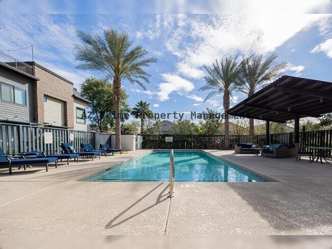 Building Photo - 142 E Hearne Way