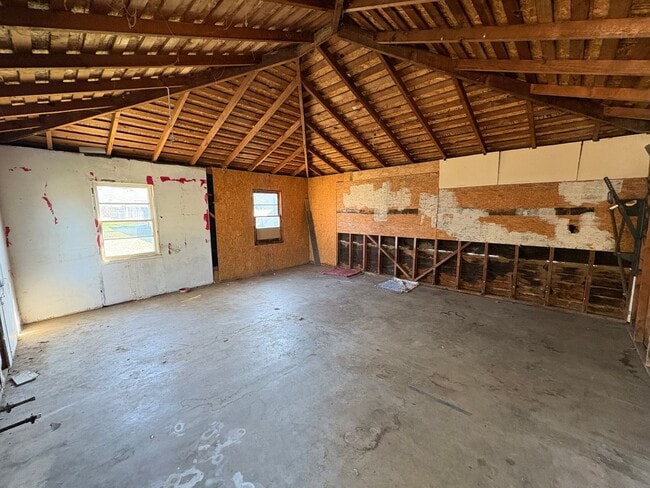 Building Photo - Cozy Home On Spacious Lot near Ballpark coming soon!