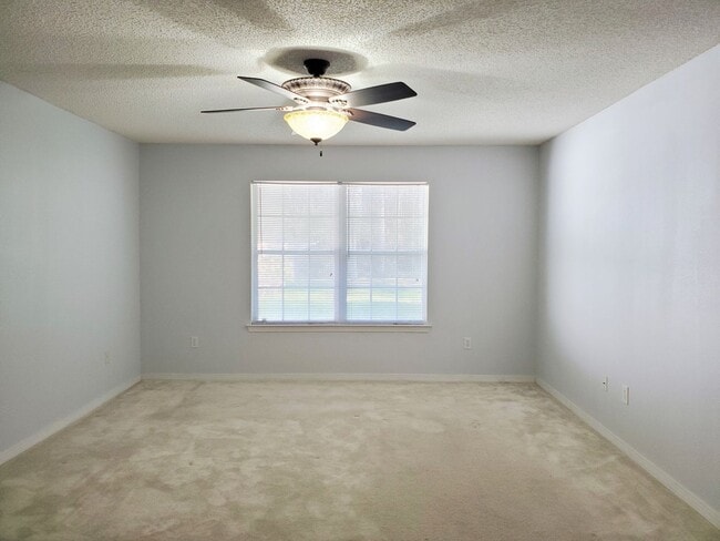 Building Photo - 4 Bedroom 2 Bath home located in heart of ...