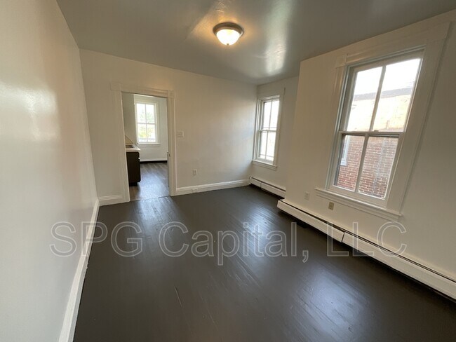 Building Photo - 164 S Pine St