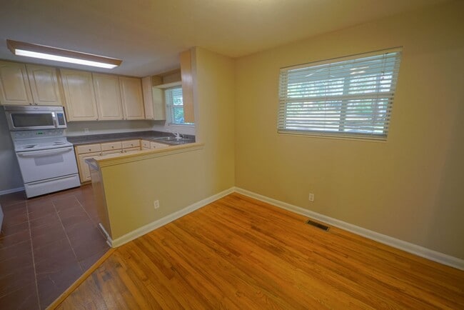Building Photo - Cozy 3/2 Single Family Home