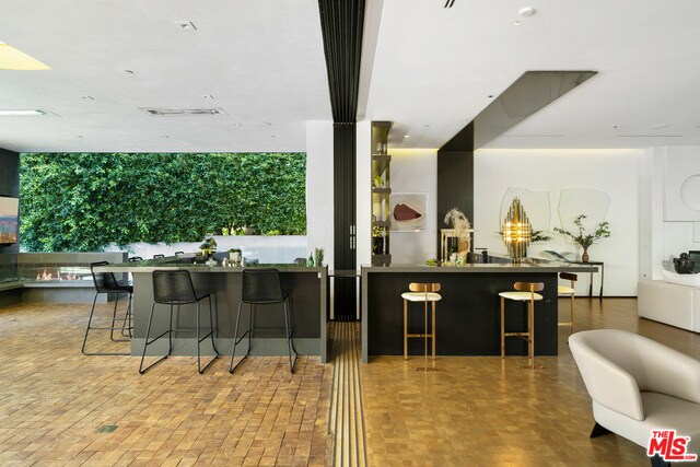 Building Photo - 809 N Rexford Dr