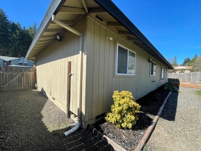Building Photo - Beautiful 3 Bed 2 Bath House in Happy Valley!! A/C, Additional Living Area, Great for Entertaining!!
