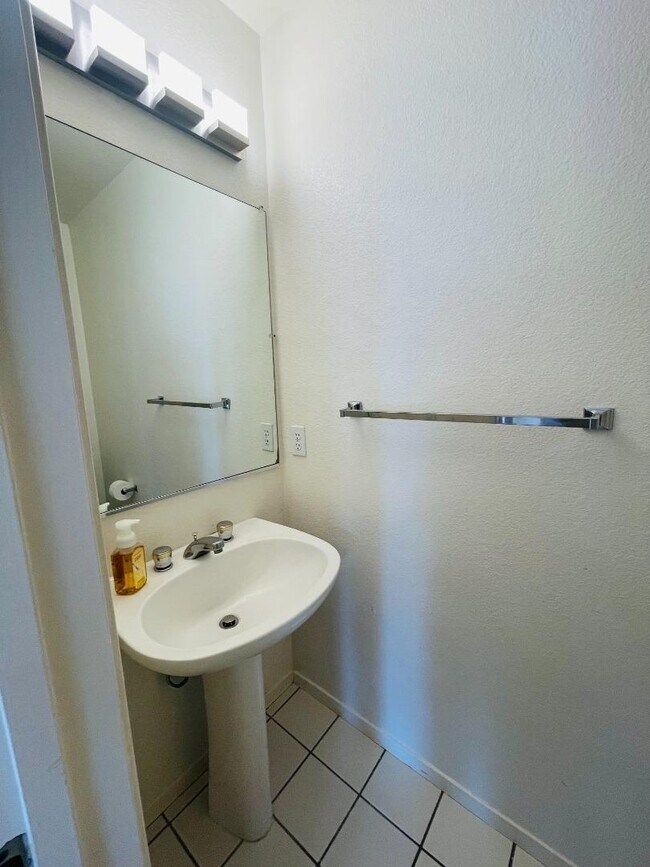 Building Photo - 596 Shoal Cir