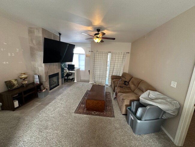 Building Photo - 2 Bed, 2 Bath in Courtyard Estates!