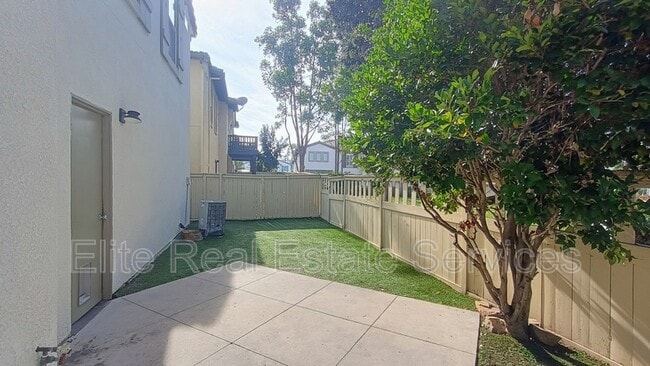 Building Photo - 1866 Via Capri St