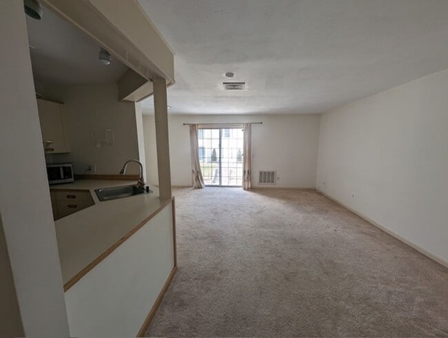 Building Photo - 2 Bed 1 Bath Second Floor Corner Unit