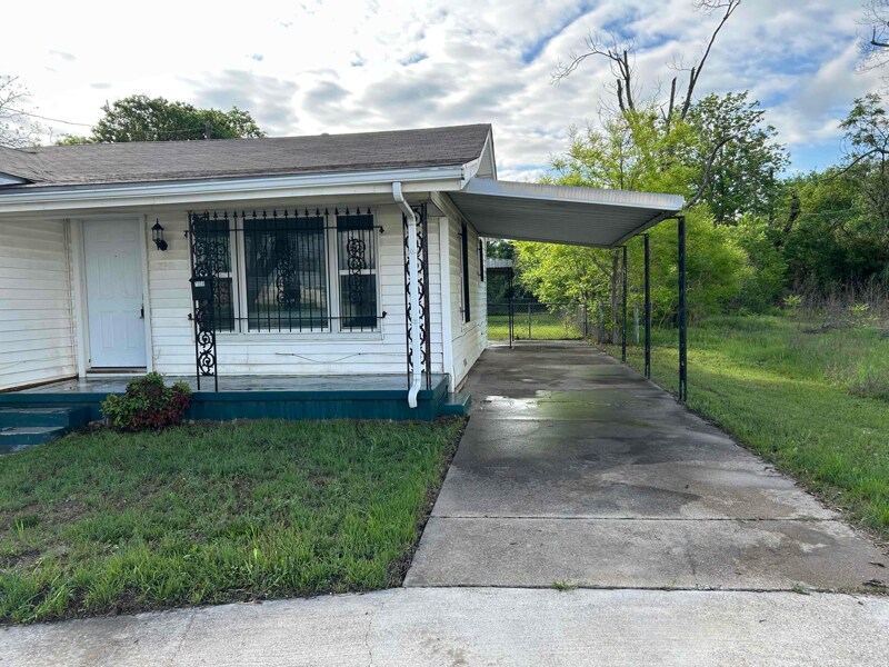 Building Photo - 1008 Pecan Ave