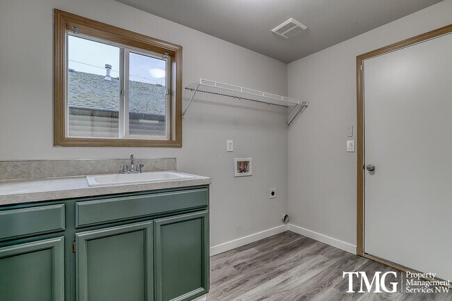 Building Photo - Spacious 4 Bedroom/2.5 Bath Hazell Dell Home!