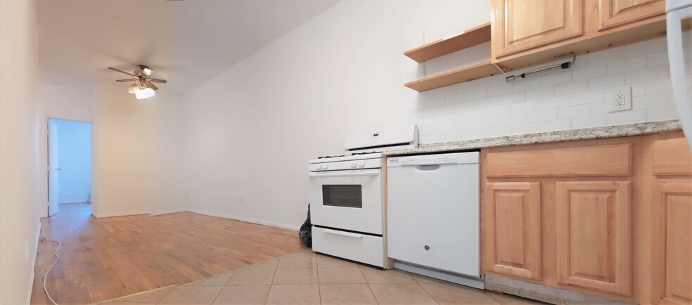 Building Photo - 551 Graham Ave