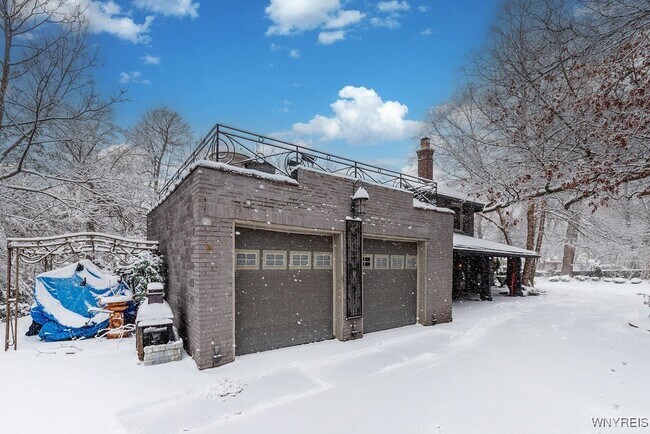 Building Photo - 72 N Long St