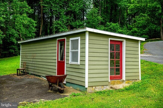 Building Photo - 607 E Wheel Rd