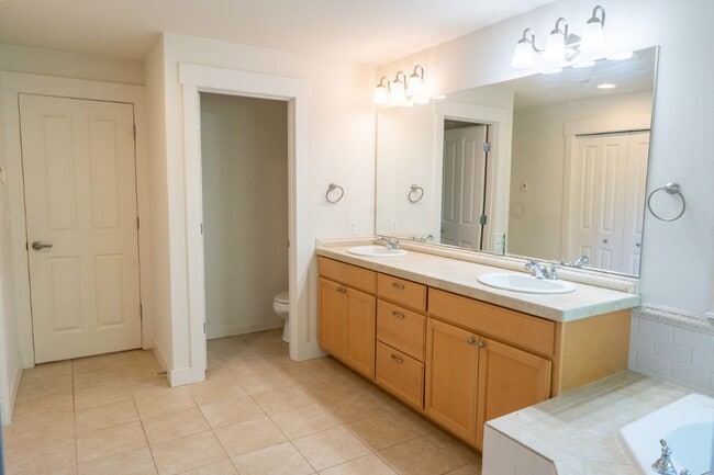Building Photo - 4bd/2.5ba Seattle Home